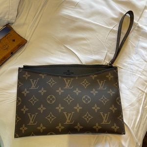 Louis Vuitton monogram canvas pochett